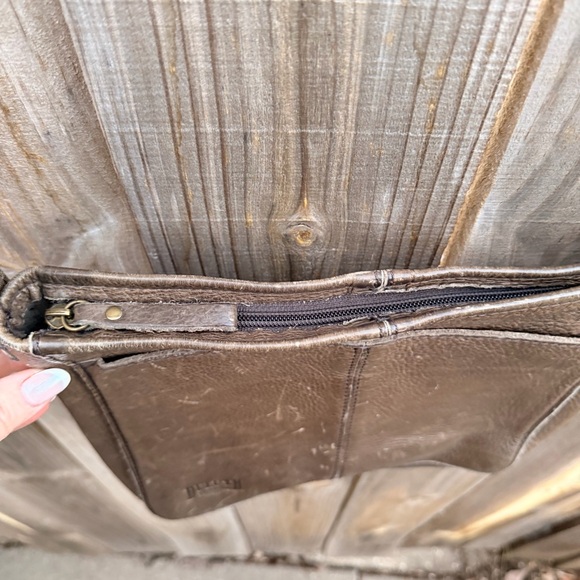 Duluth Trading Co. Leather Crossbody Bag - Picture 4 of 10